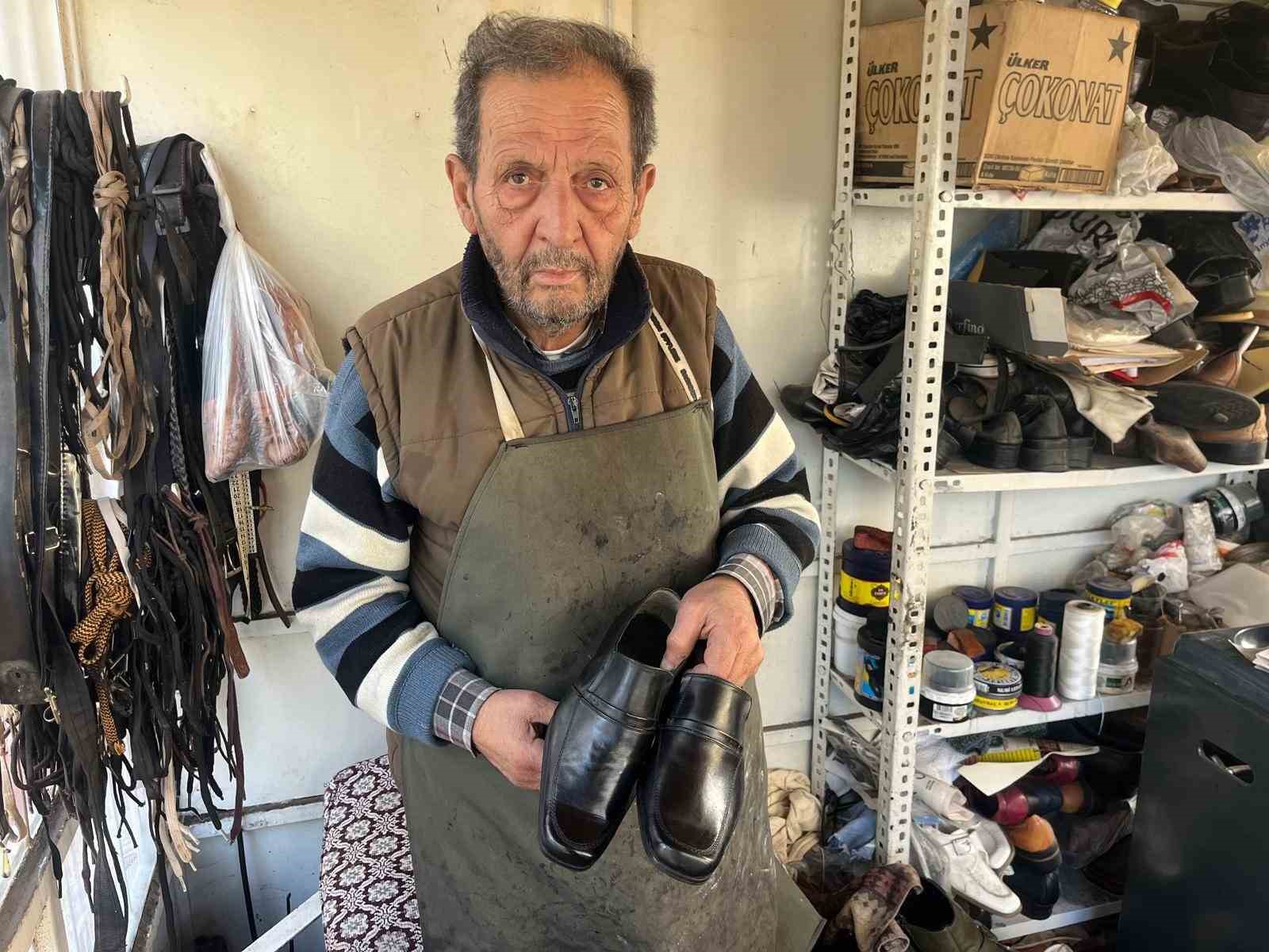 Tarihi makinesiyle 57 yıldır eski ayakkabıları yeniliyor