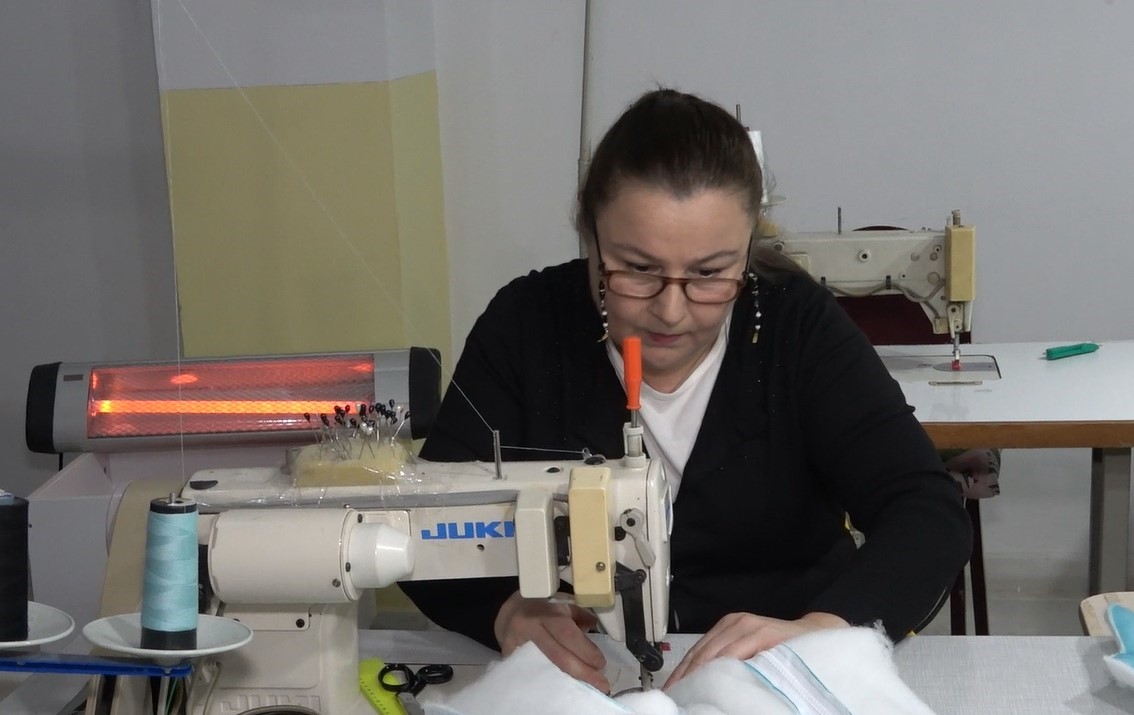 Kendi yaptığı kar tulumuyla Rus annelerin gönlünü fethetti