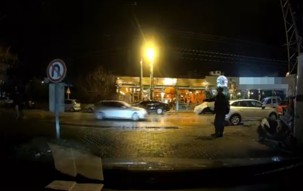 Gülümseten yol verme anı araç kamerasına yansıdı