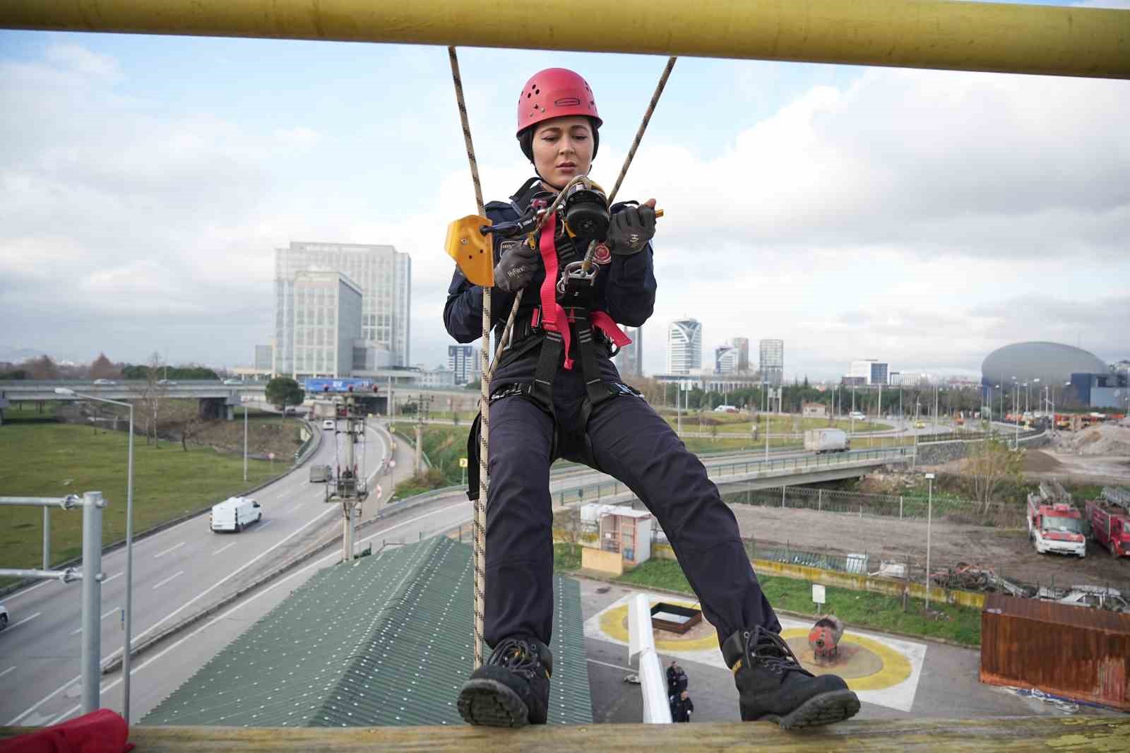 İtfaiyeci kadınlarının eğitimi komandoları aratmadı