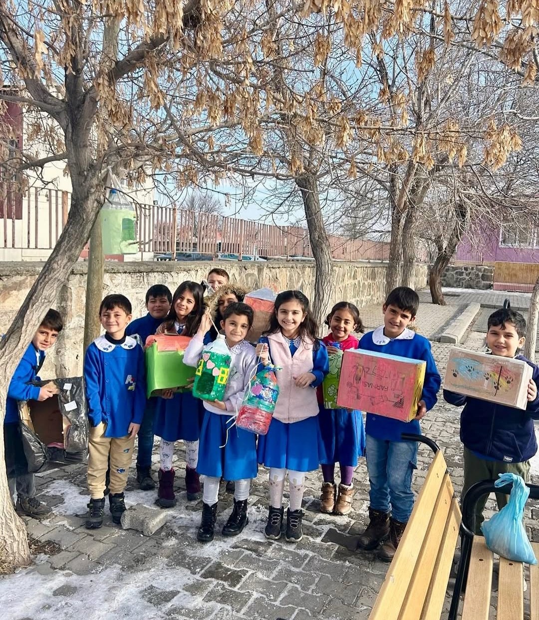 “Kuşlar üşümesin” diye okulun bahçesine yuva yaptılar