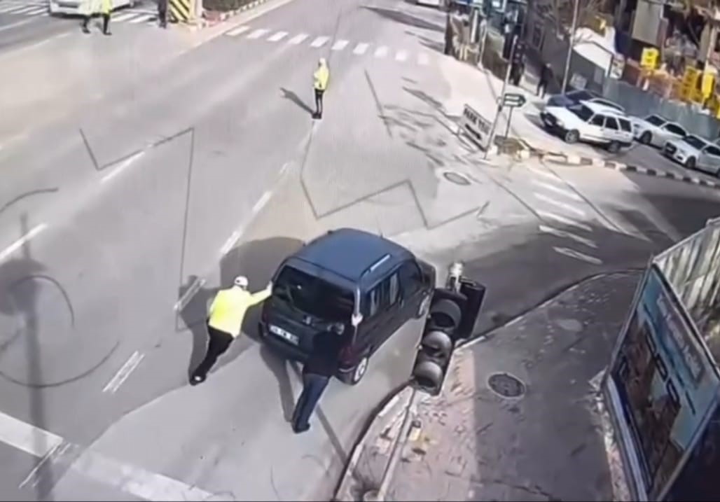 Aracı bozulan sürücüye polisten yardım