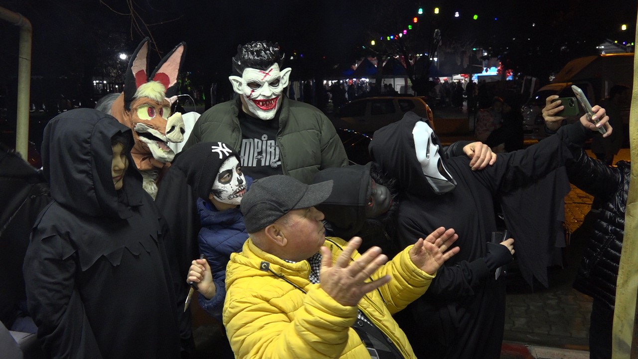 Korkunç kıyafetler giyip vatandaşları korkuttular