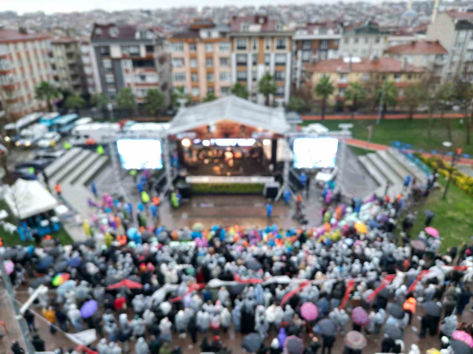 Ferdi Tayfur’u yüzlerce seveni şarkılarıyla andı