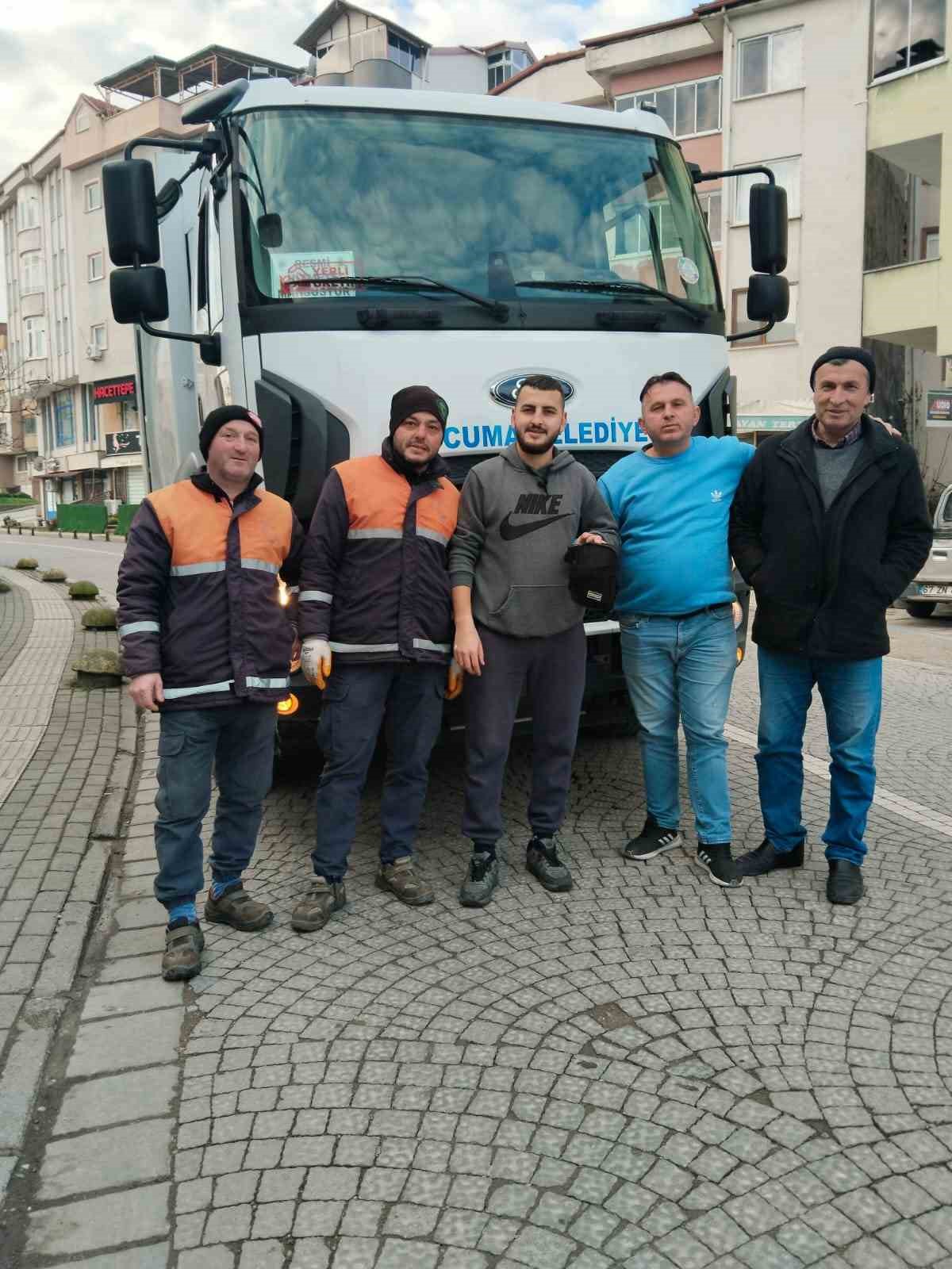 İçinde para ve ziynet eşyalarının bulunan çanta sahibine teslim edildi