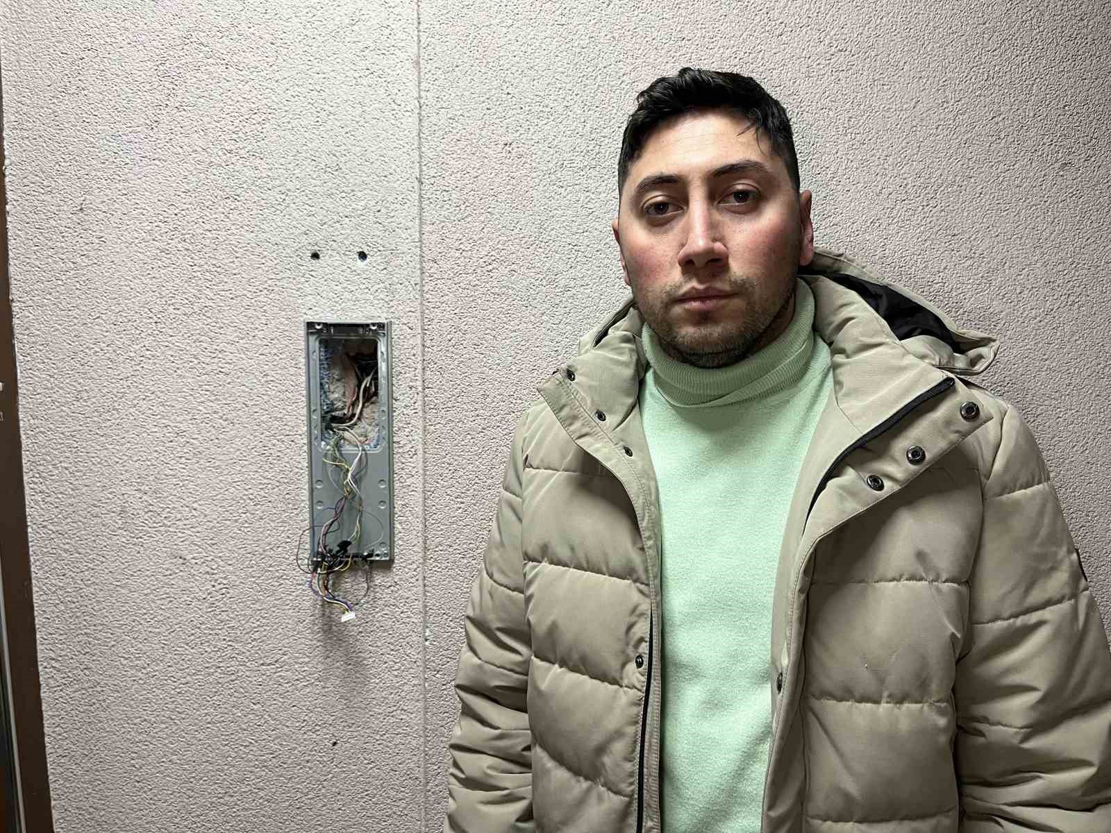 Hırsızlar apartman diyafonunu çalıp götürdü