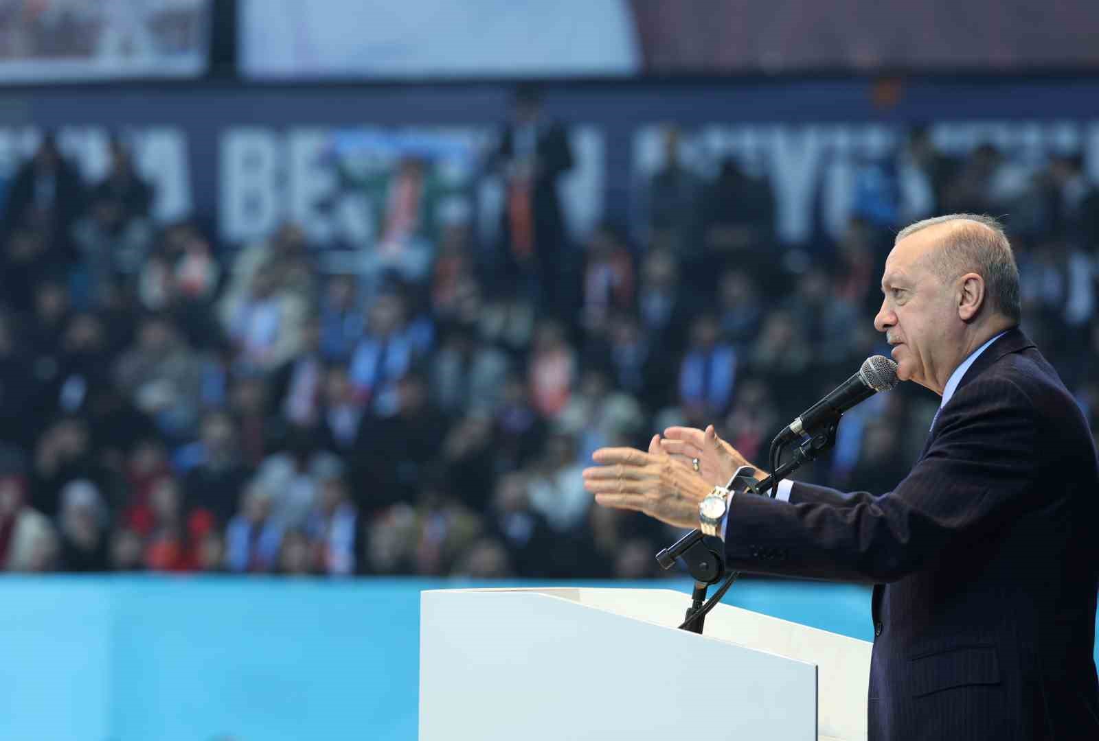 Cumhurbaşkanı Erdoğan: “Bu gençlik 3-5 ağacın yeri değiştirildi diye sokakları yakıp yıkan vandal bir gençlik değildir, bu gençlik askere kurşun, polise Molotof atan, taş atan, şişe atan kandırılmış bir gençlik değildir.”
