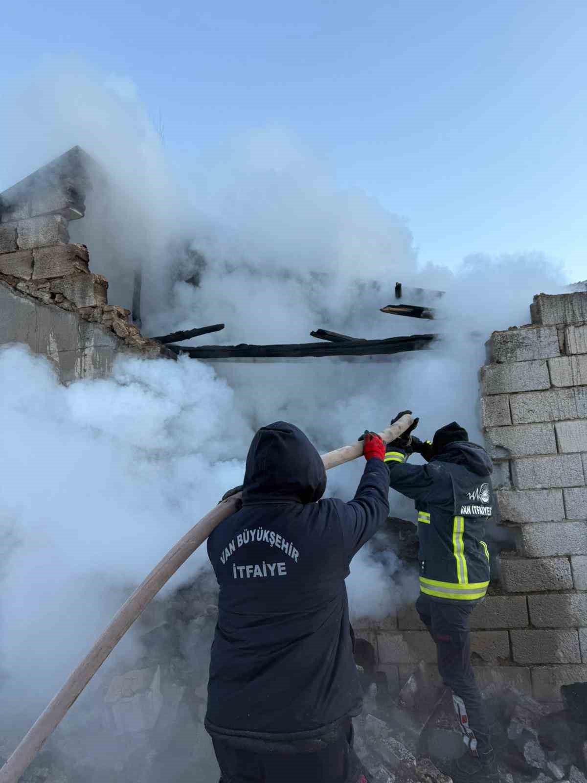 Van’da ahır yangını