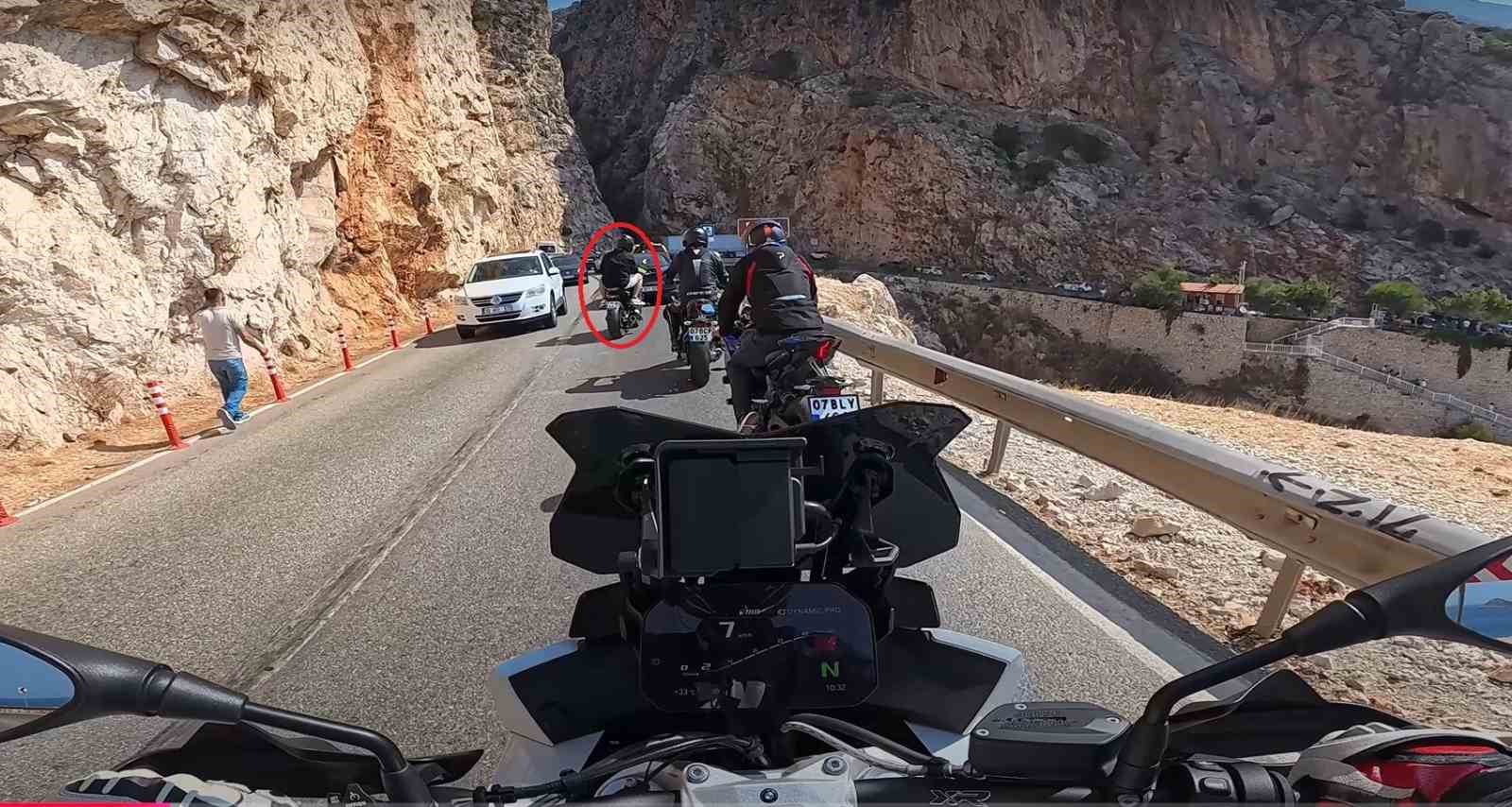 Hızlı, yaşlı ve çılgın: 74 yaşında 900 cc motosikleti sürüyor, yaptıklarını görenler hayrete düşüyor