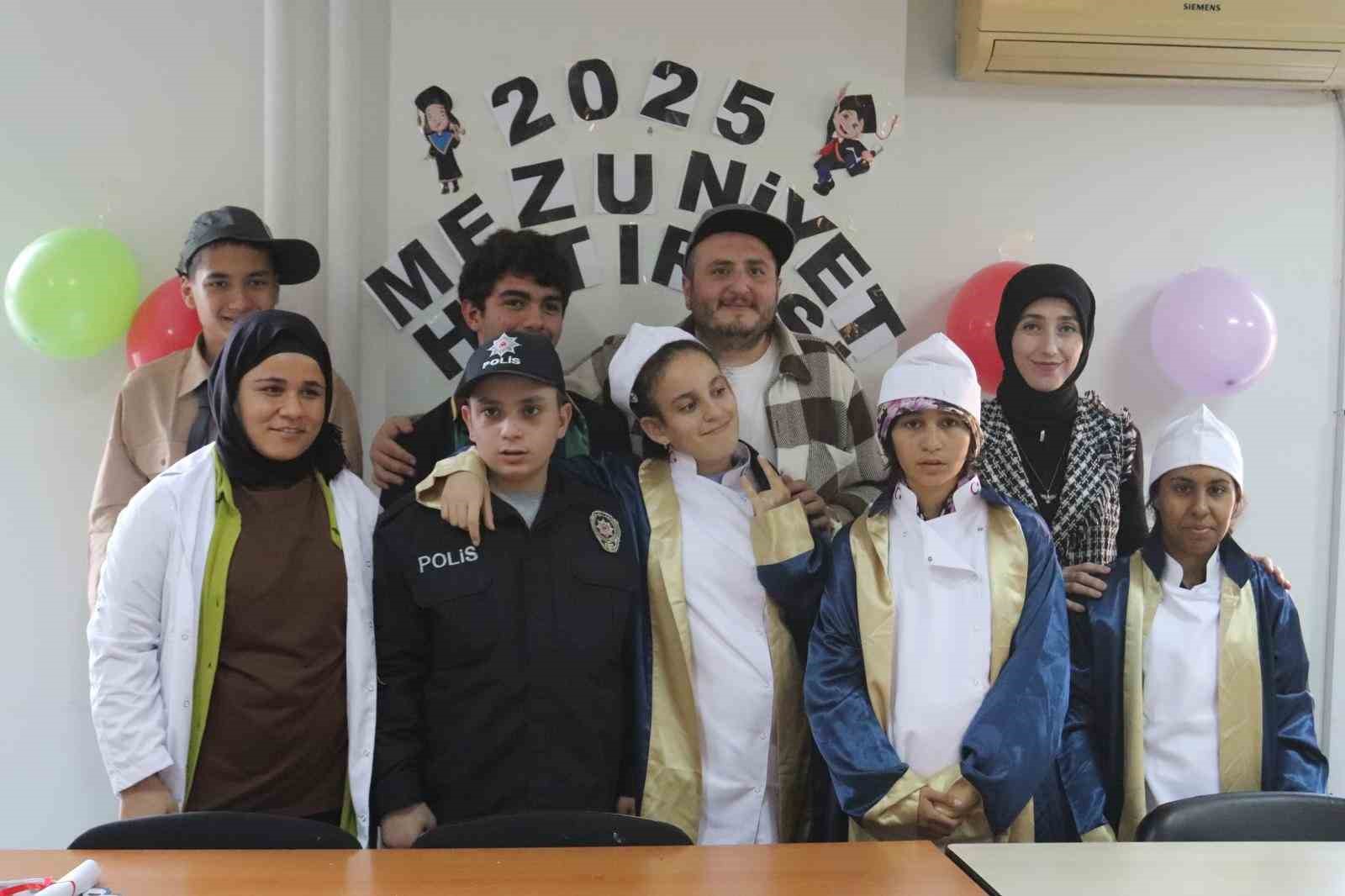 Hayallerindeki mesleklerle ilgili kıyafetler giyip diplomayı meslek sahiplerinden aldılar