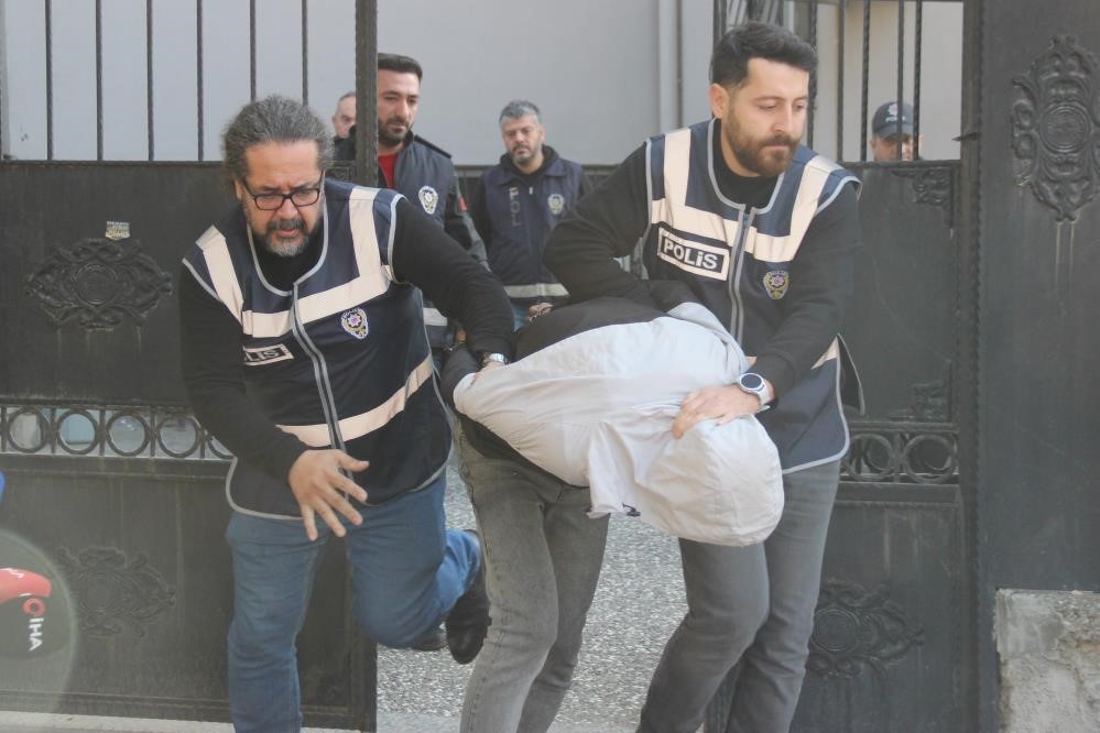 Çocuğunun boğazına bıçak dayayan cani babanın tutukluluğu devam edecek