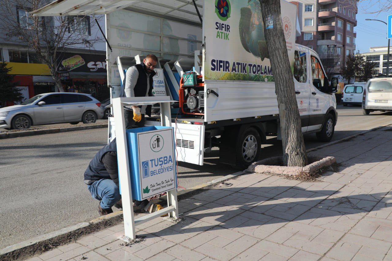 Tuşba Belediyesi Kaldırımlara Çöp Kovası Yerleştiriyor
