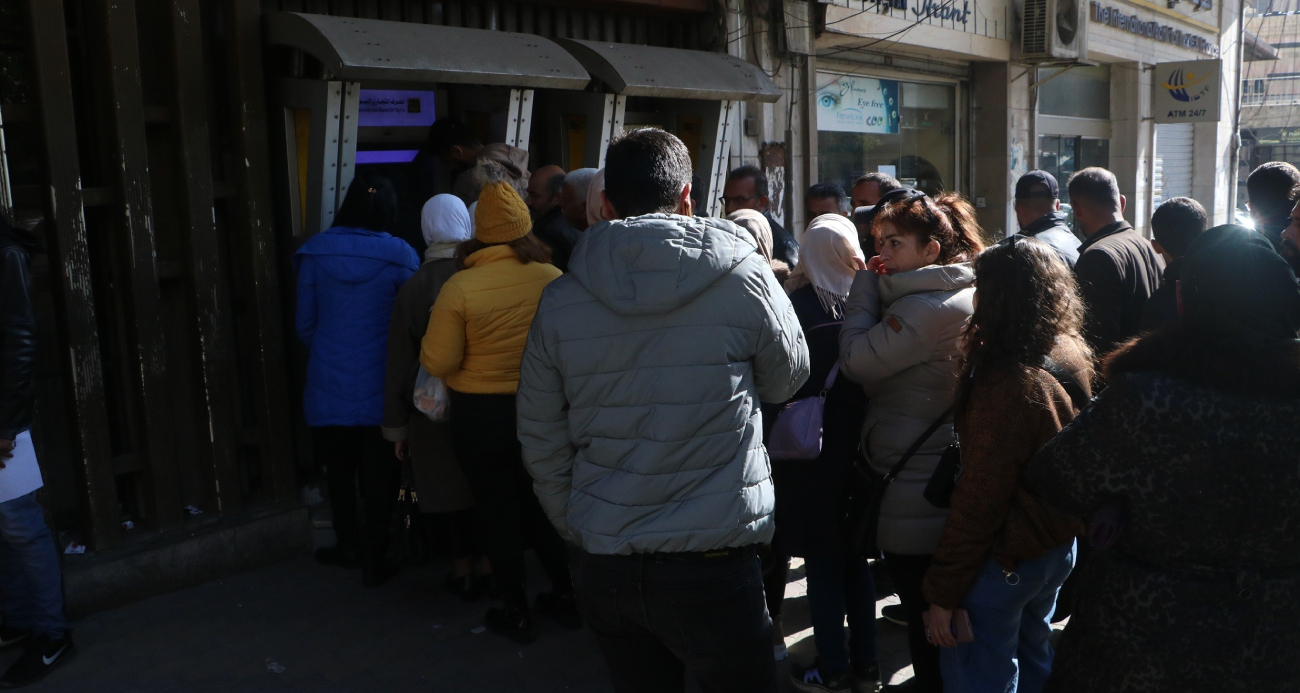 Rejimin devrilmesinin ardından 2 aylık maaşları hesaplarına yatan Suriyeliler, ATM’lere akın ettiler