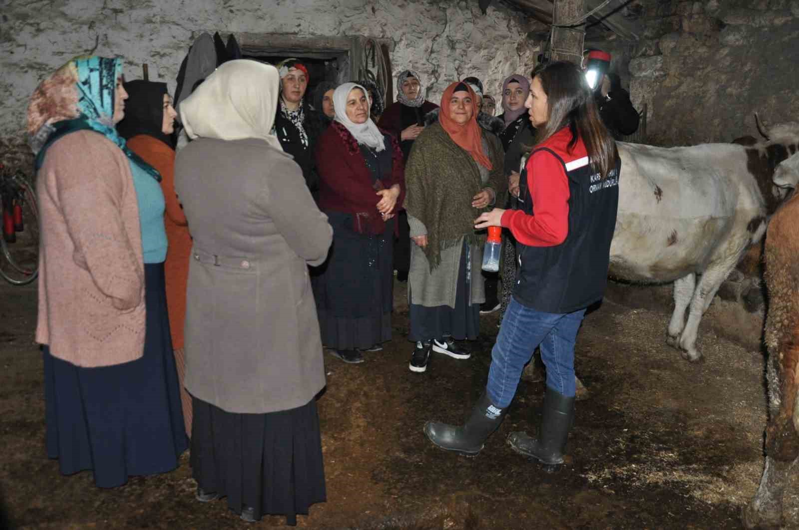 Kars’ta kadınlar sağlıklı sağım tekniklerini öğreniyor