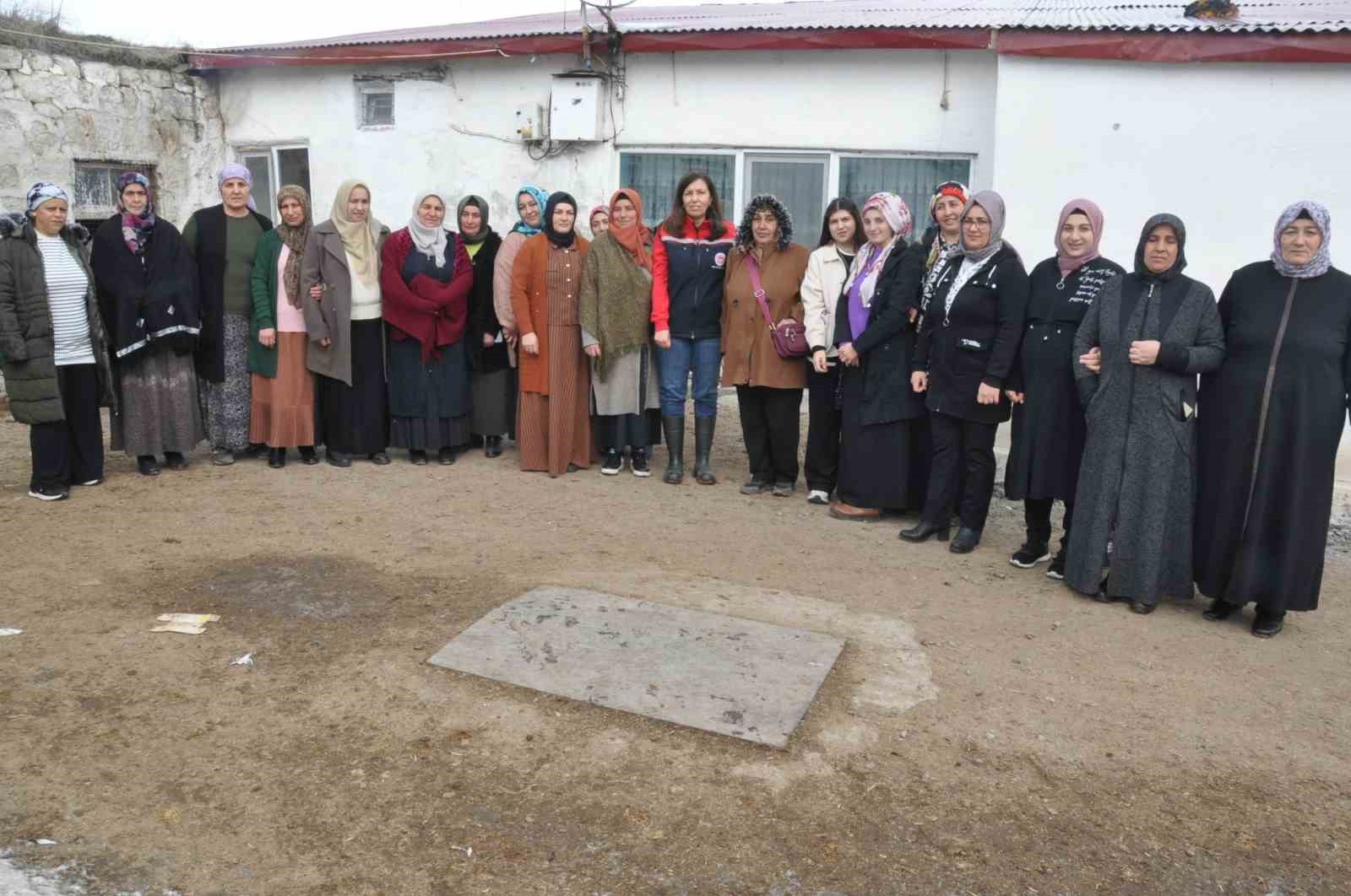 Kars’ta kadınlar sağlıklı sağım tekniklerini öğreniyor