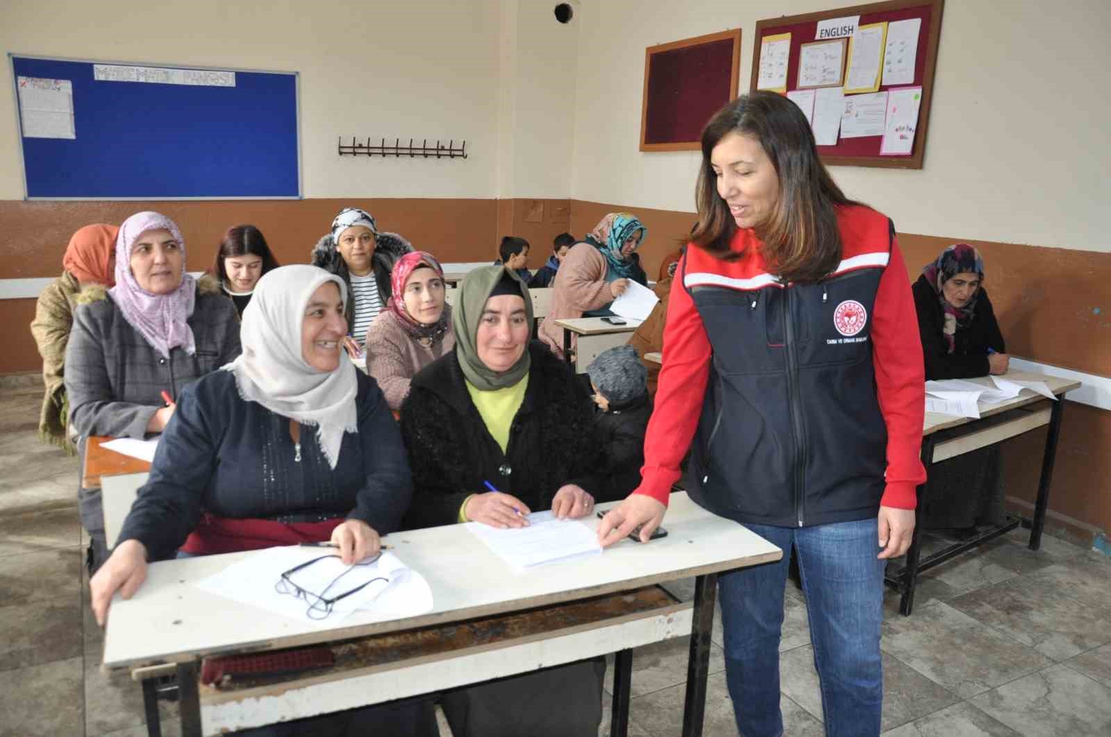 Kars’ta kadınlar sağlıklı sağım tekniklerini öğreniyor