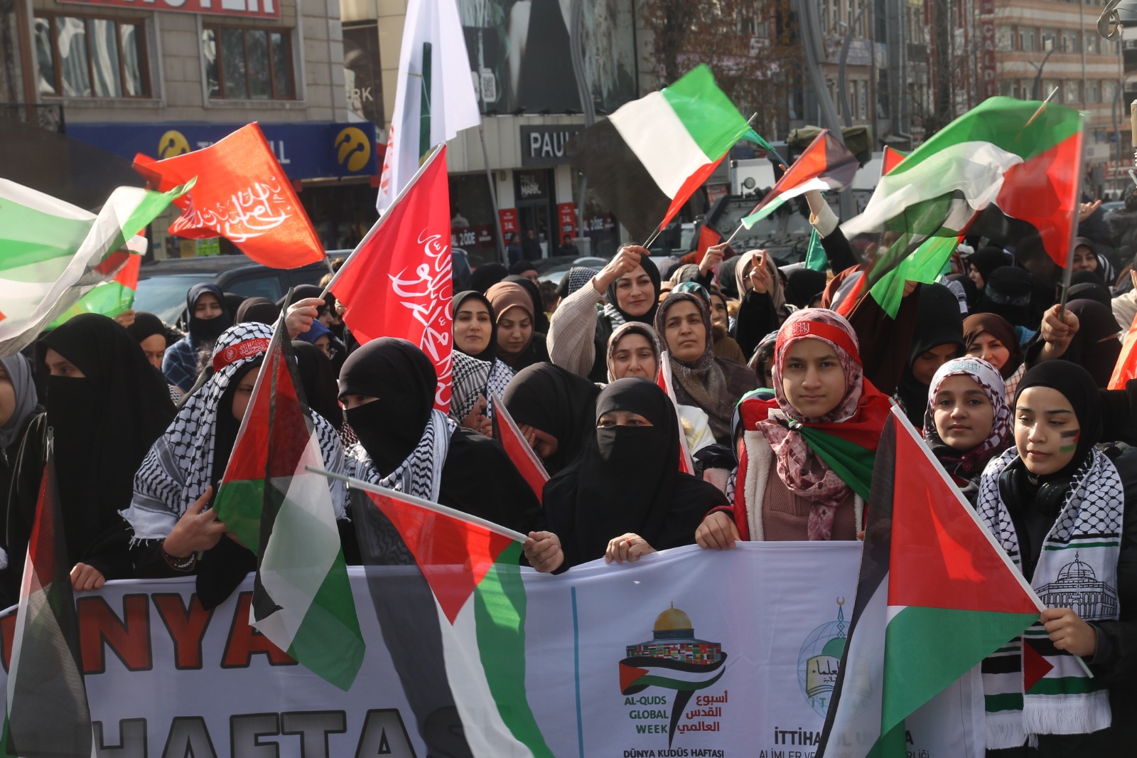 Van’da “Dünya Kudüs Haftası ve Gazze Zaferi” yürüyüşü yapıldı