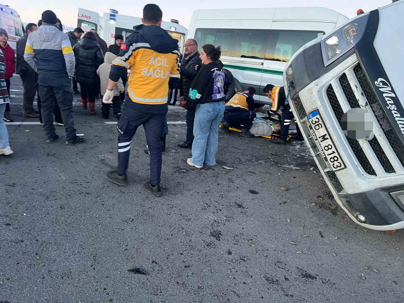 Kars’ta iki minibüs çarpıştı: 13 yaralı