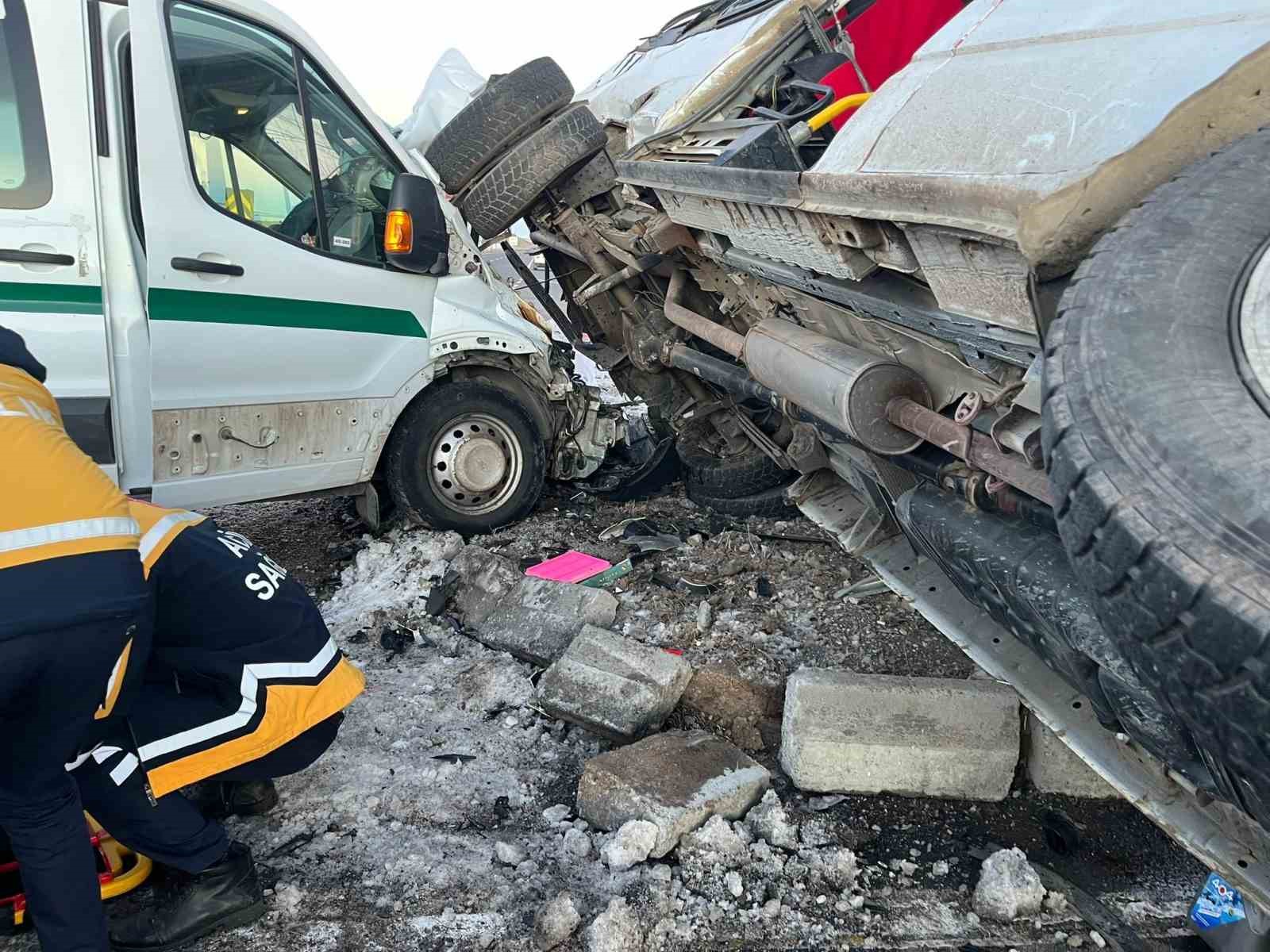 Kars’ta iki minibüs çarpıştı: 13 yaralı