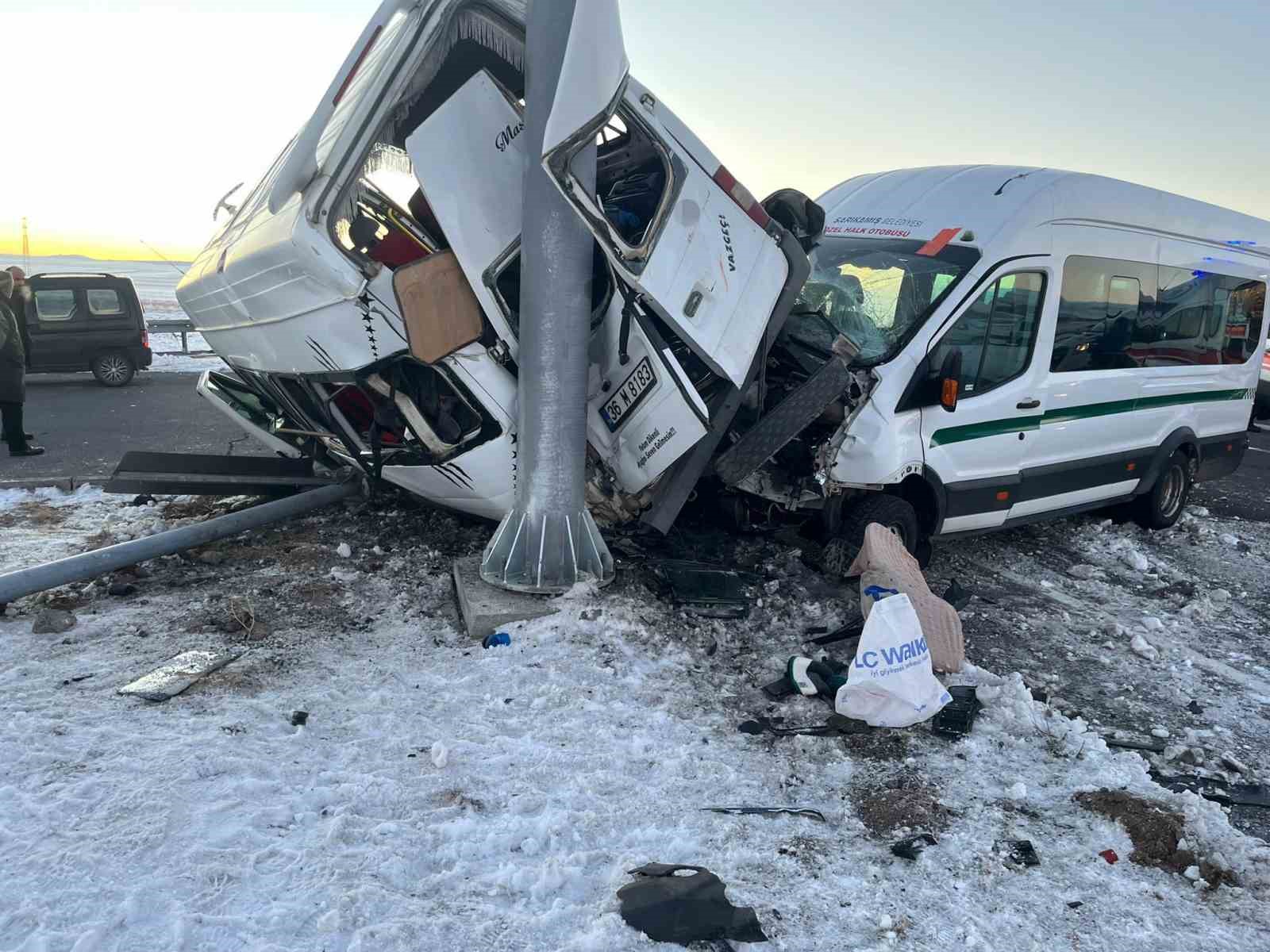 Kars’ta iki minibüs çarpıştı: 13 yaralı