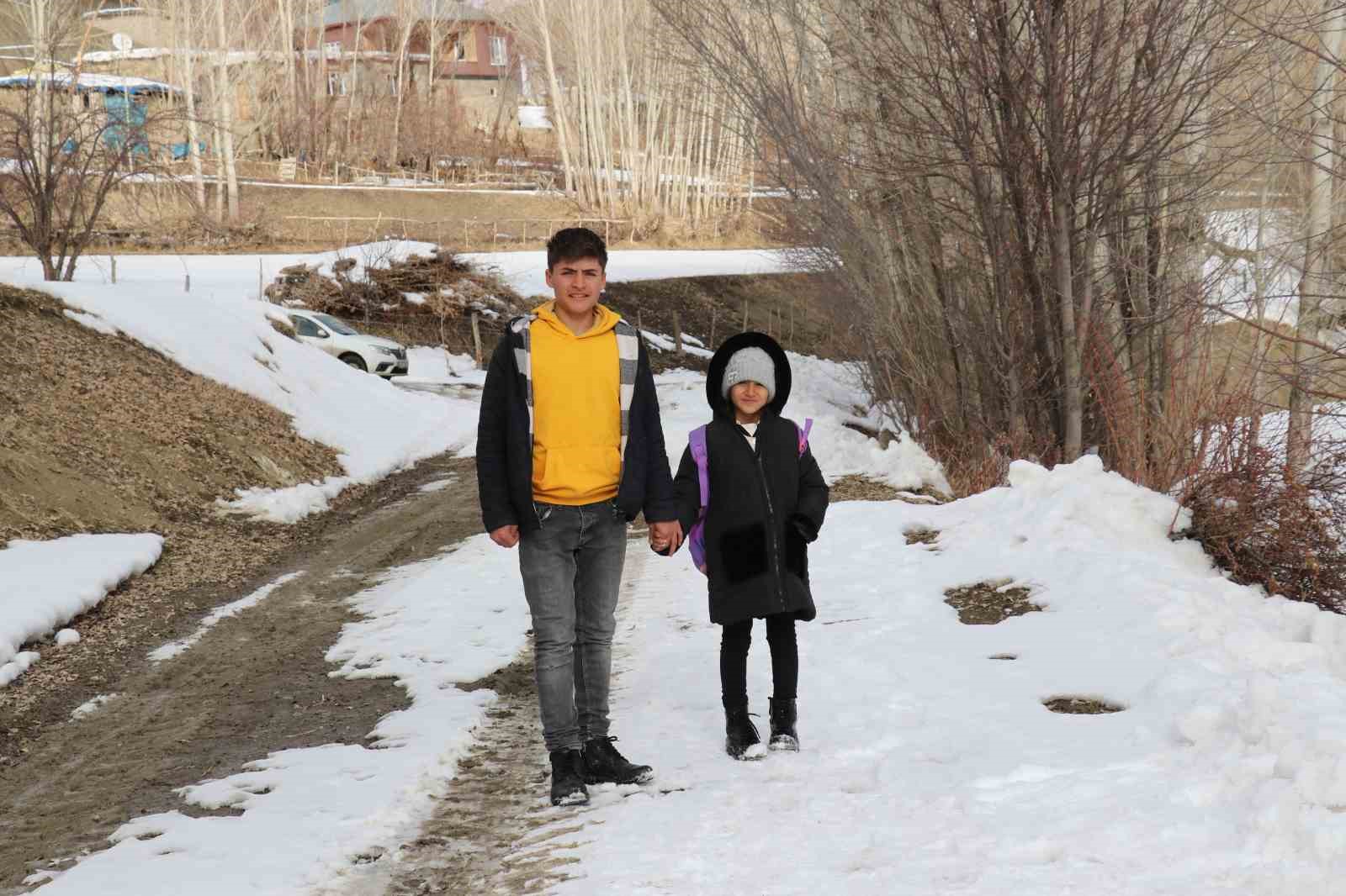 Van’da tek öğrencili okulda karne heyecanı