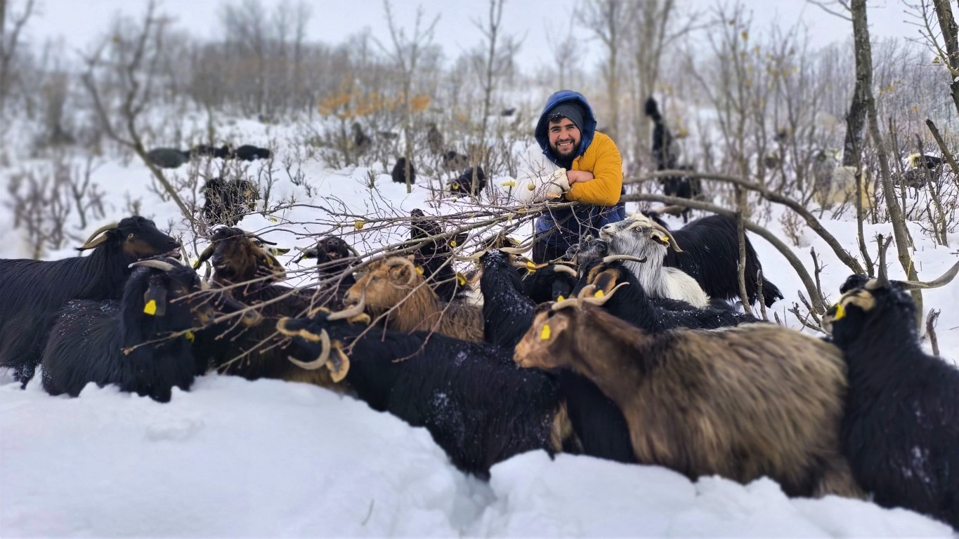 Besiciler zorlu kış şartlarına meydan okuyor