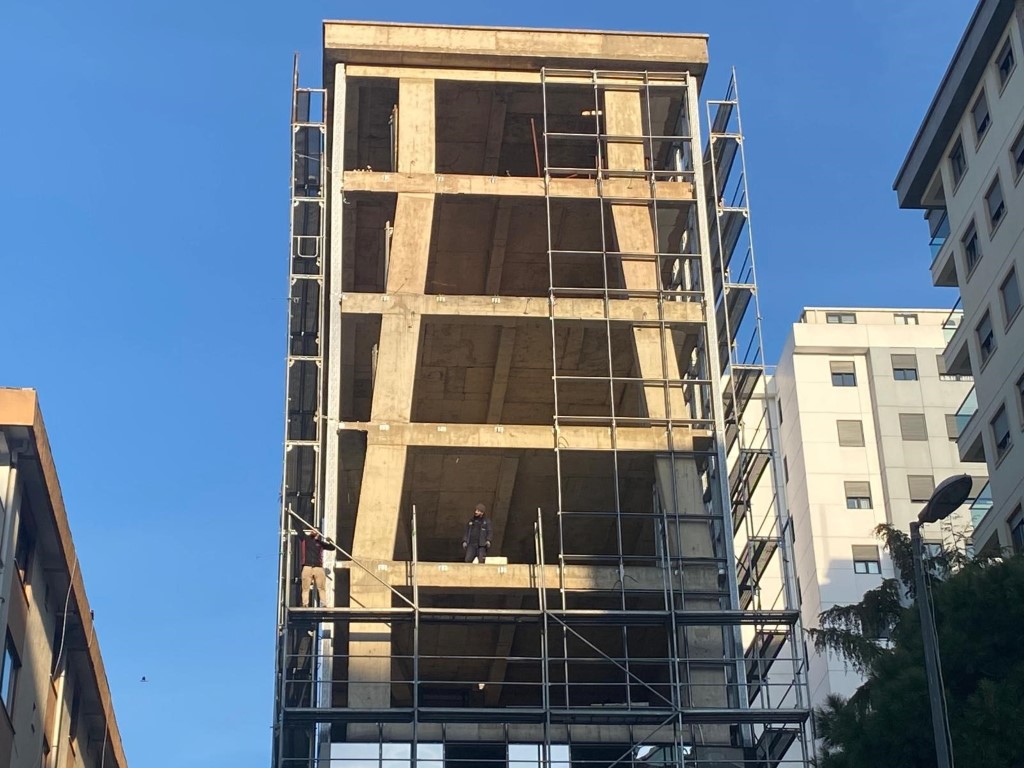 Bu bina kolonlarıyla dikkat çekiyor