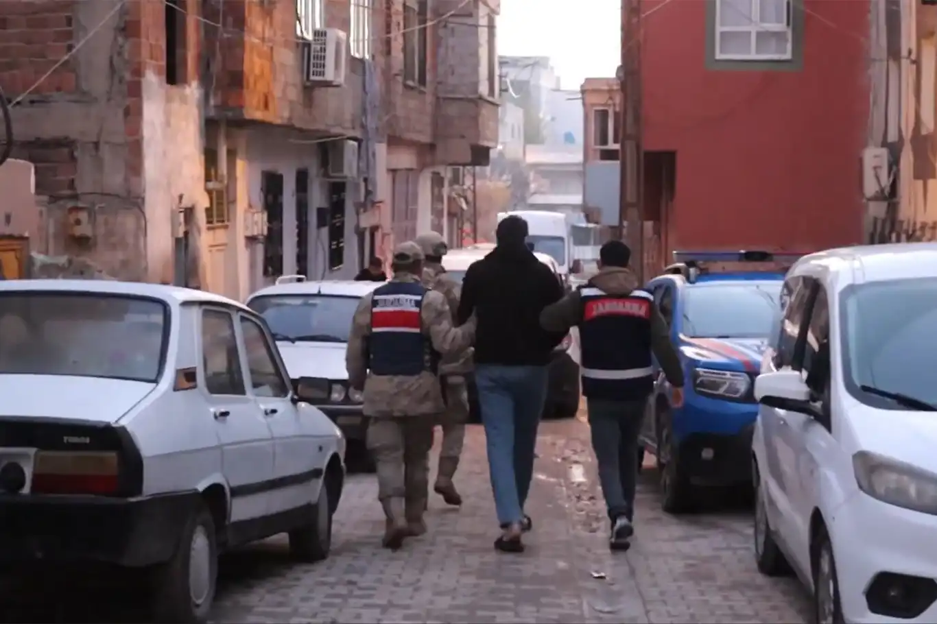 DAİŞ’a 17 ilde operasyon: 42 gözaltı   