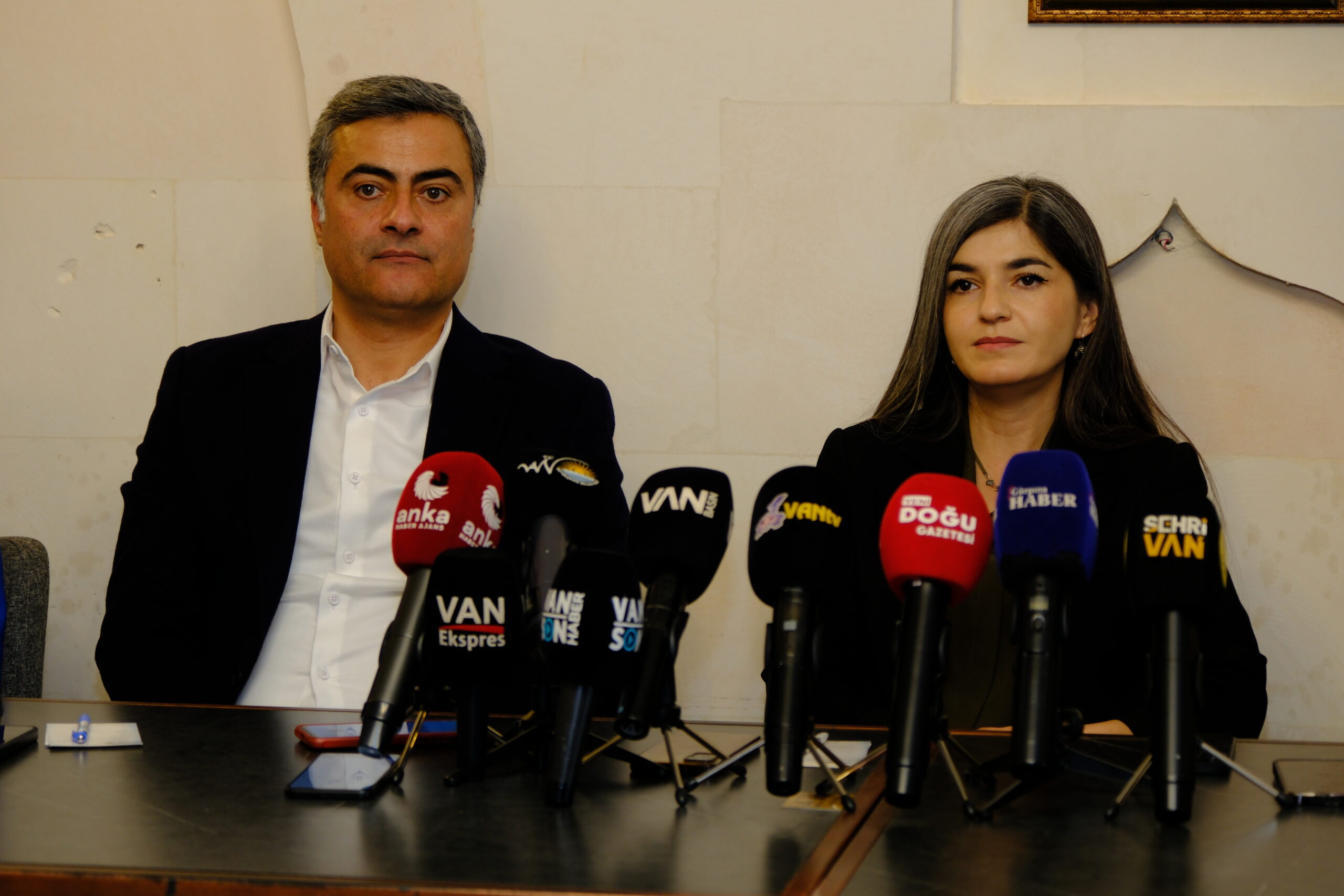 Van Büyükşehir Belediye Eş Başkanları Basınla Bir Araya Geldi