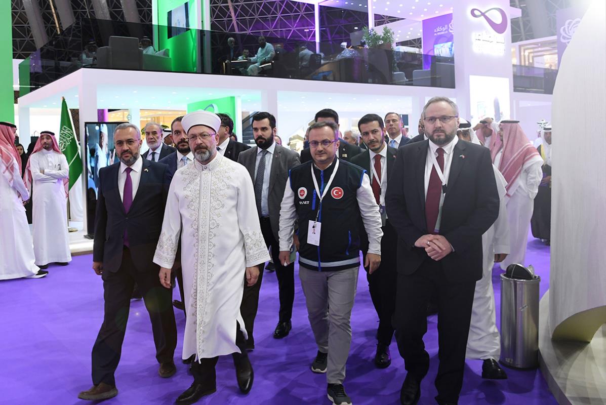 Diyanet İşleri Başkanı Erbaş, Hac ve Umre Hizmetleri Fuarı’nı ziyaret etti.