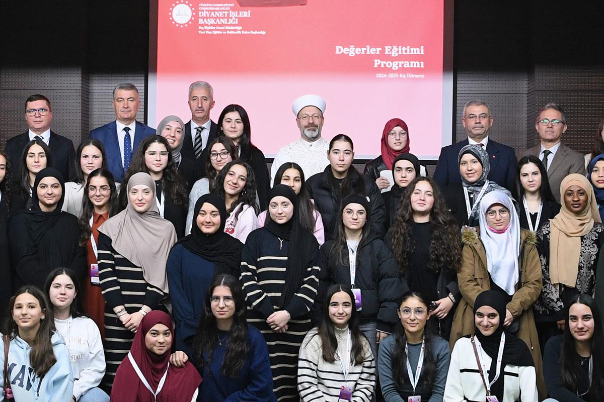 “Gençlerimizi İslam ahlakıyla iç içe yetiştirmeye çalışıyoruz”