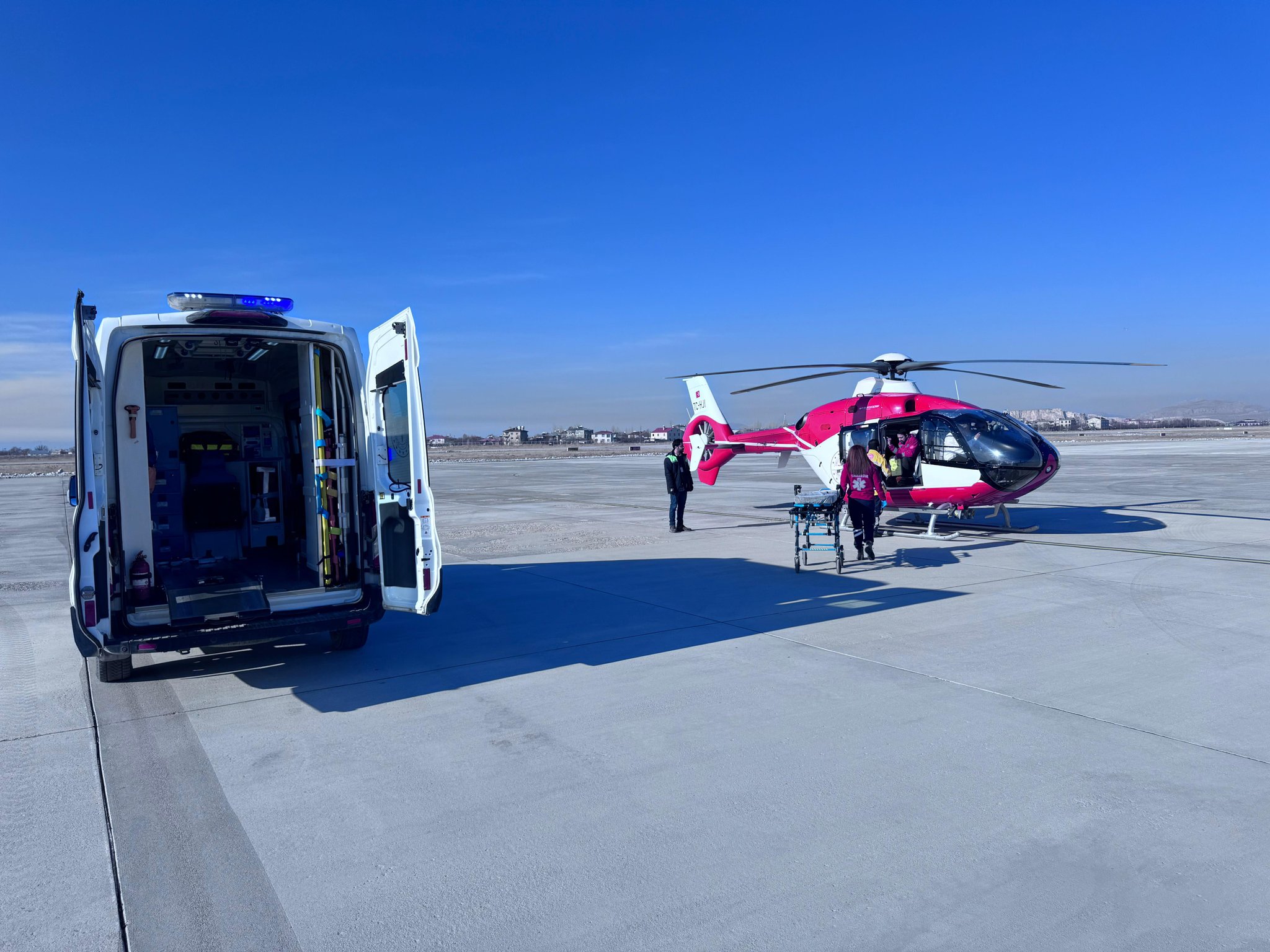 Van’da hamile kadın ambulans helikopter ile hastaneye sevk edildi