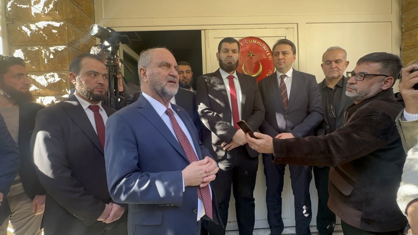 Halep Başkonsolosluğu’nda Türk bayrağı göndere çekildi