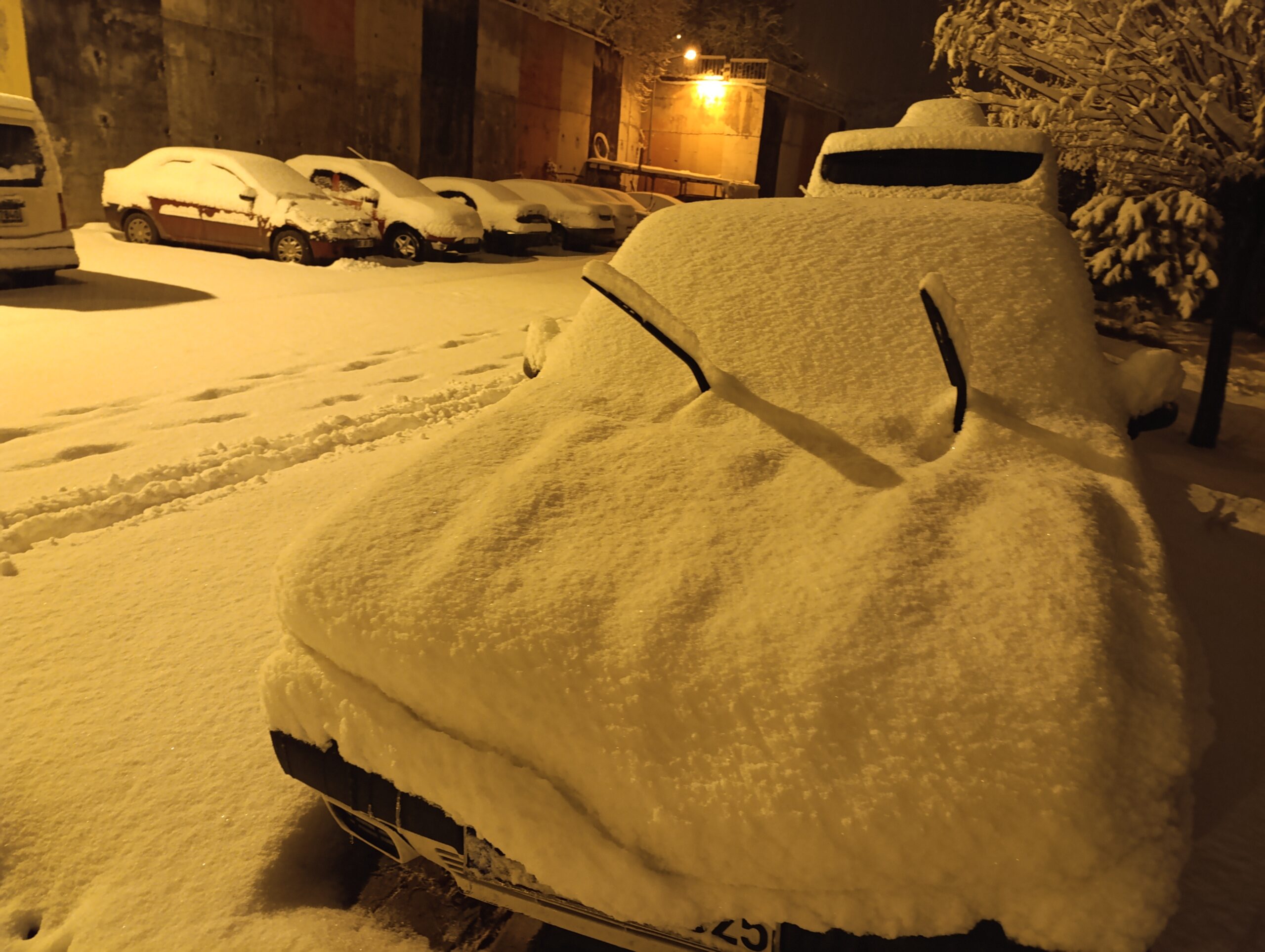 Van’da Yeni Yılın İlk Karı Yağdı: Yollar Kapandı. 