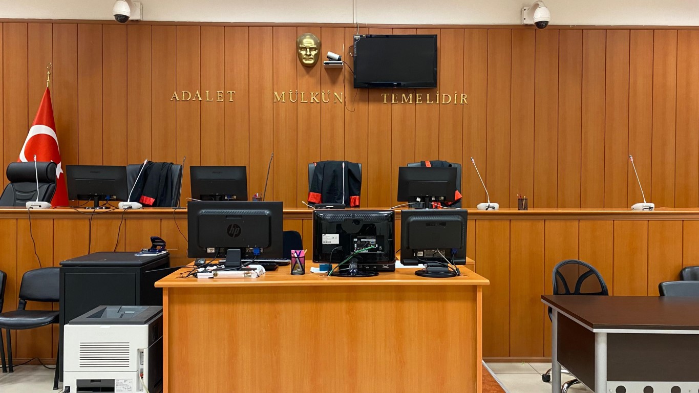 Mahkeme, kadını kocasına nafaka ödemeye mahkûm etti