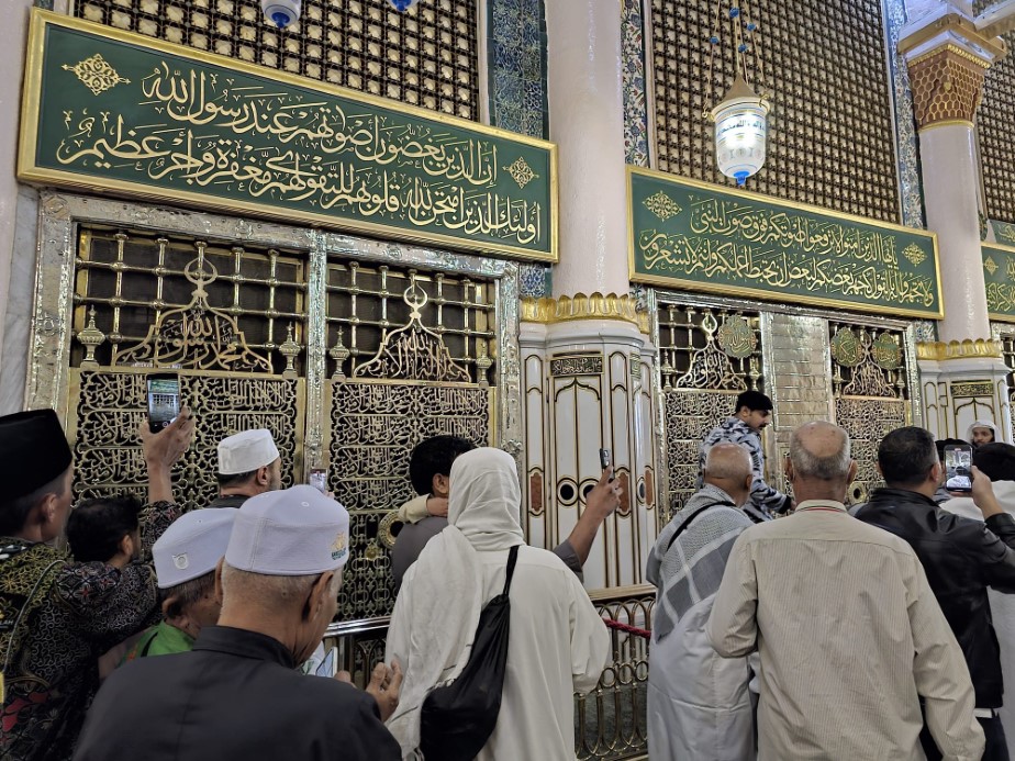 Mescid-i Nebevi’ye ziyaretçi akını: Binlerce Müslüman dua etti