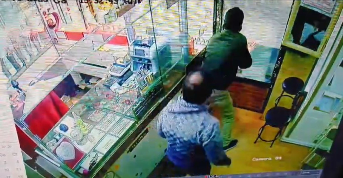 Oyuncak silahla soymaya kalktığı kuyumcudan dayak yedi