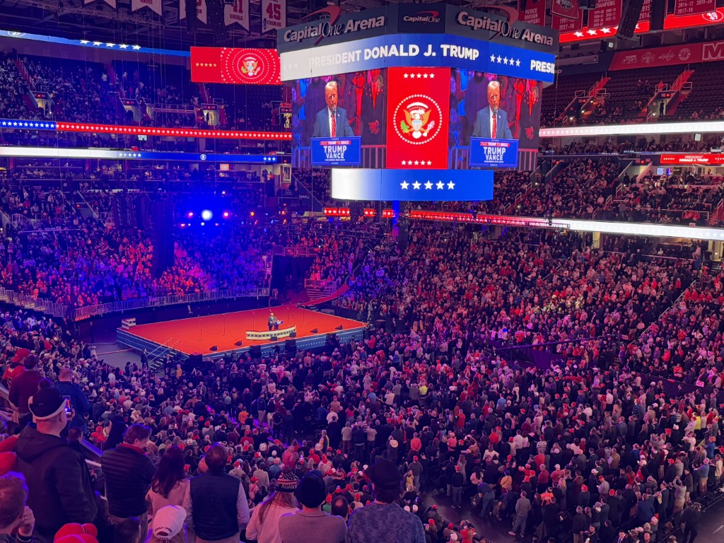 Trump’tan zafer mitinginde gövde gösterisi: “Amerika’yı yeniden harika yapacağız”