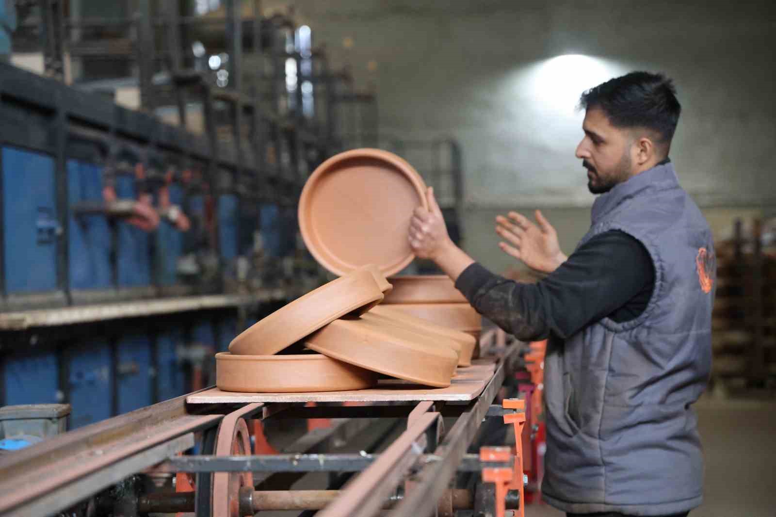 Yüzlerce ton toprak çömleğe dönüştürülerek 25 ülkeye ihraç ediliyor