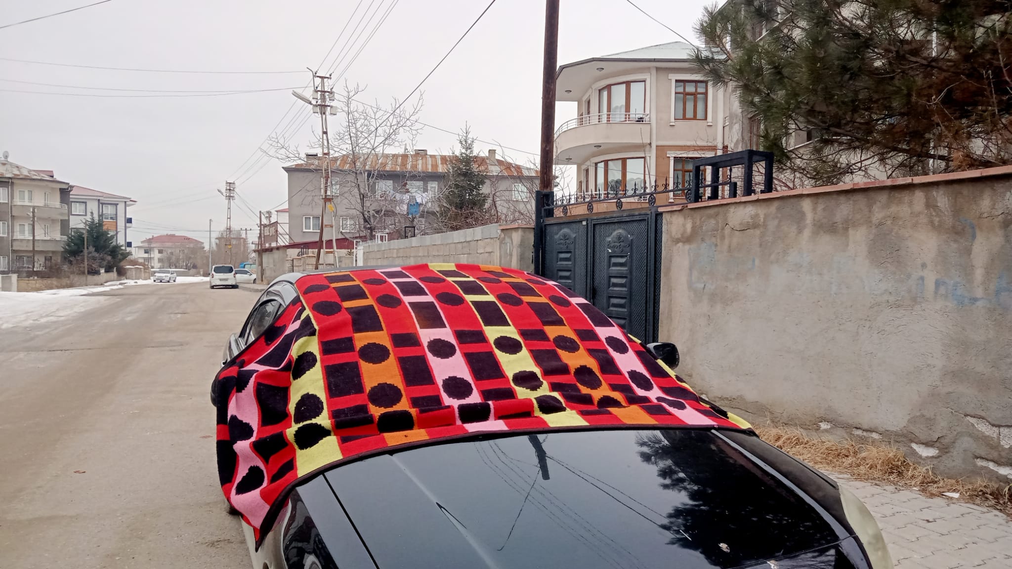 Van’da Araçlarını Soğuk Havadan Korumak İsteyen Vatandaşlar Farklı Yöntemlere Başvuruyor