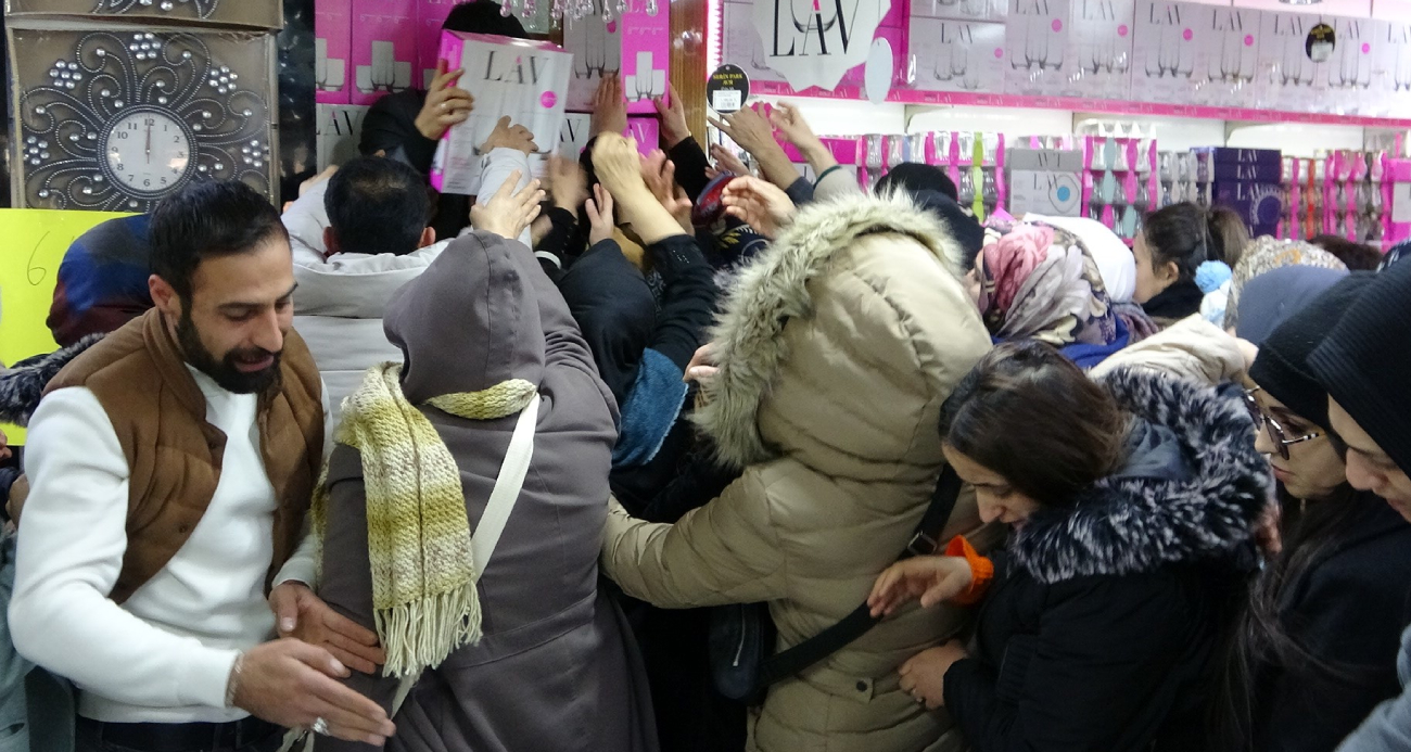 Van’da AVM açılışında izdiham yaşandı!