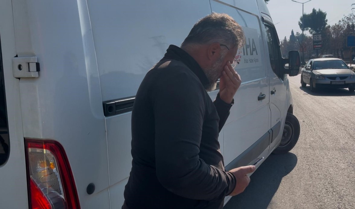 Yıkılan evini gören Suriyeli gözyaşlarına boğuldu