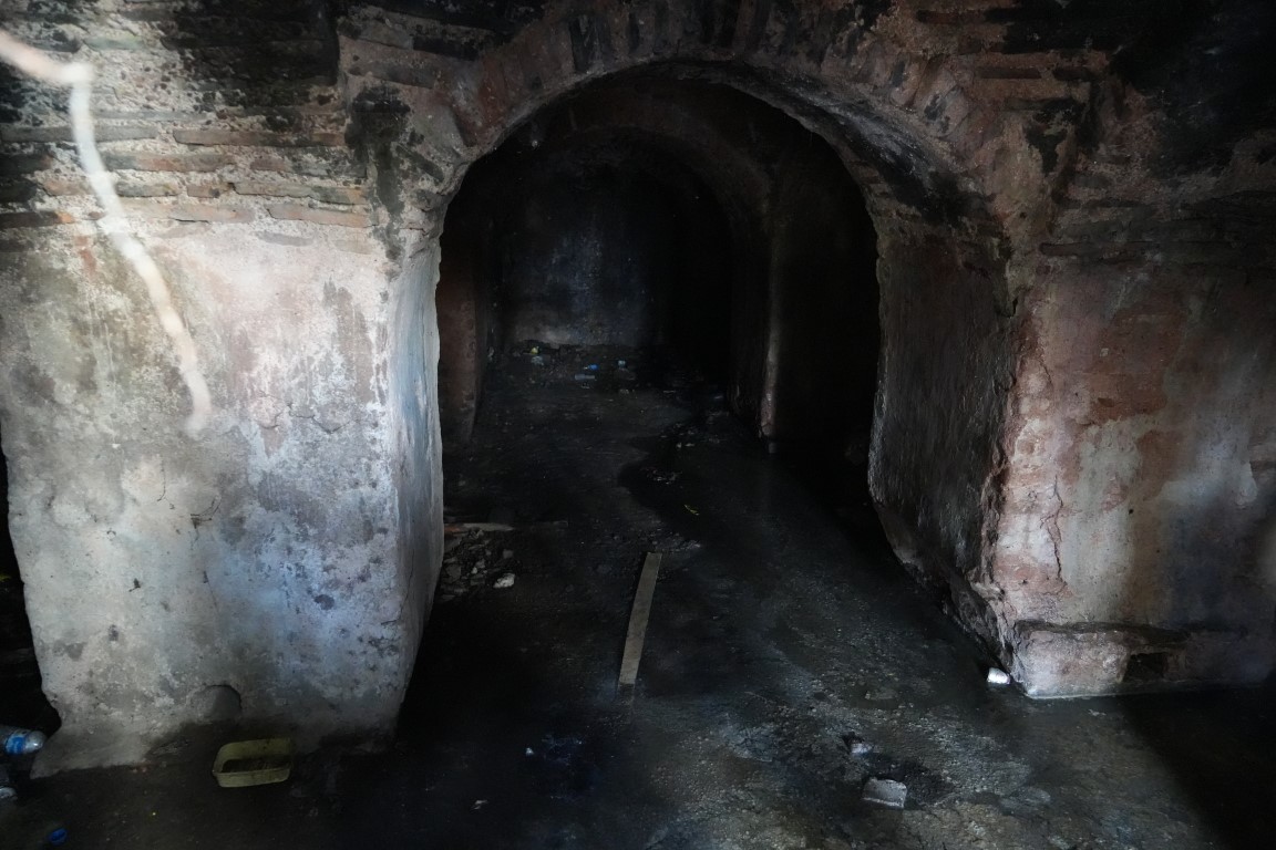 Bin 500 yıllık Bizans dönemi sarnıcı harabeye döndü: Kemerleri garaj kapısı gibi kapatıldı