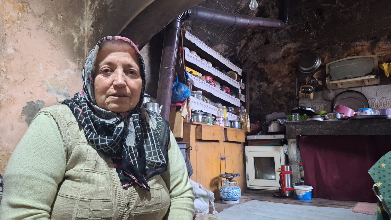 Eşinin vefatıyla baba evinde bir ömür geçirdi