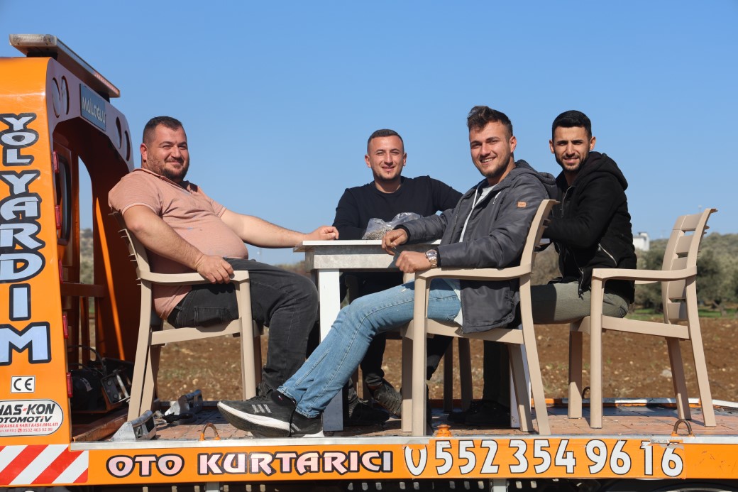 Canları sıkılınca çekici üzerine masa ve sandalye atarak şehir turu yaptılar