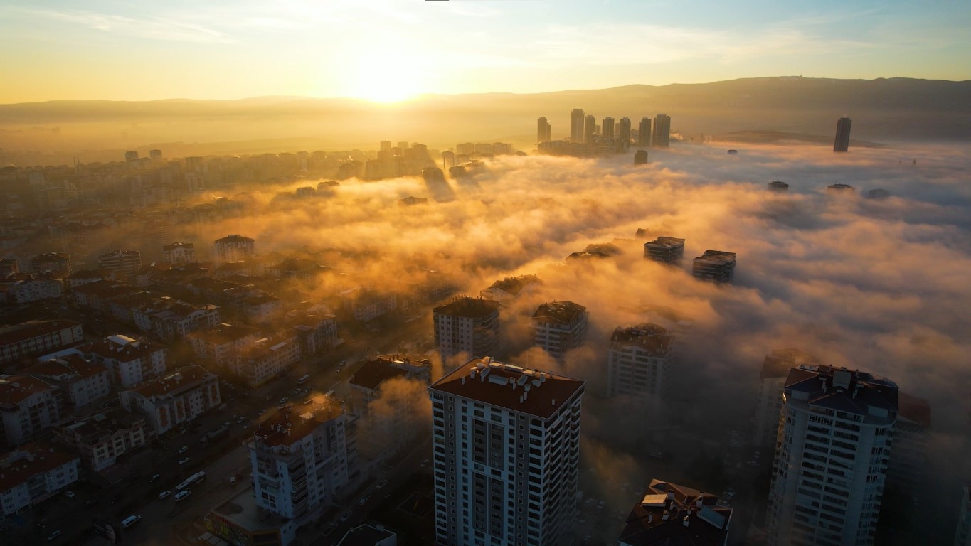 Başkent’te sisli sabahın masalsı görüntüsü