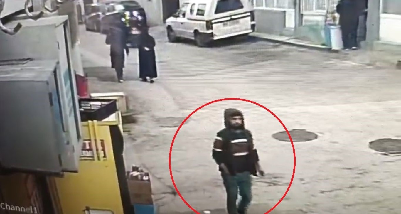 Saklambaç oynayan kapkaççıyı, polis sobeledi…O anlar kamerada