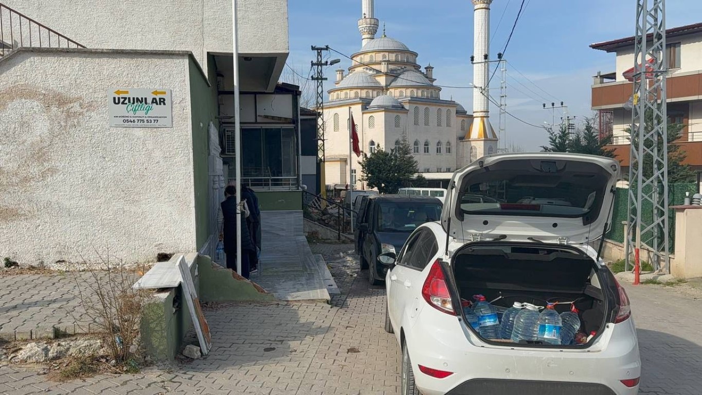 İçme suyu köpürdü, vatandaşlar su almak için köylere koştu