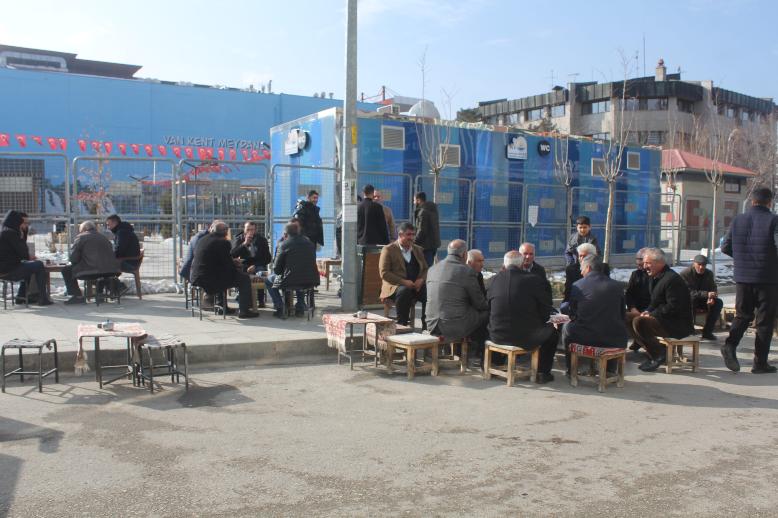 Van Kent Meydanı’nda Barikatlar Arasında Çay Keyfi