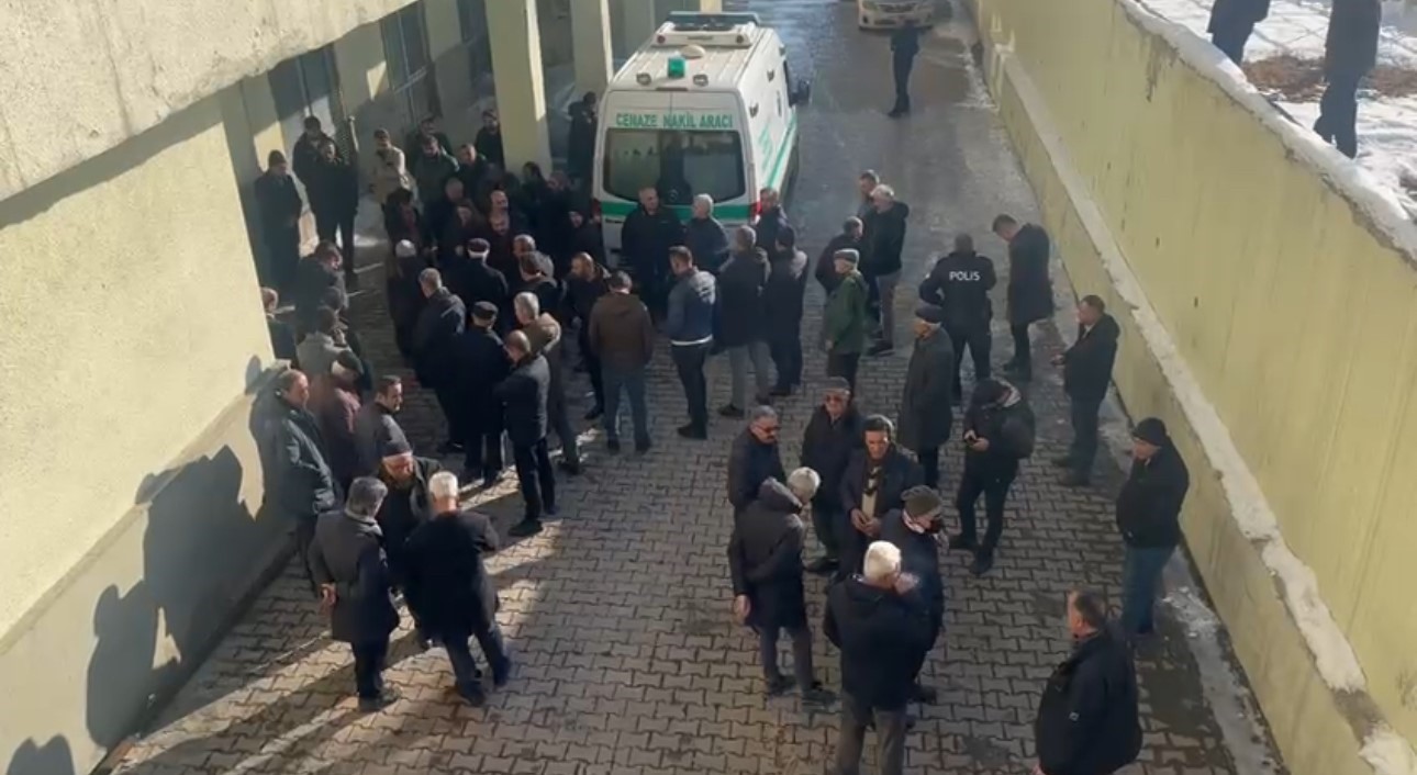 Başıboş köpeklerin boynundan ısırdığı 12 yaşındaki kız çocuğu hayatını kaybetti